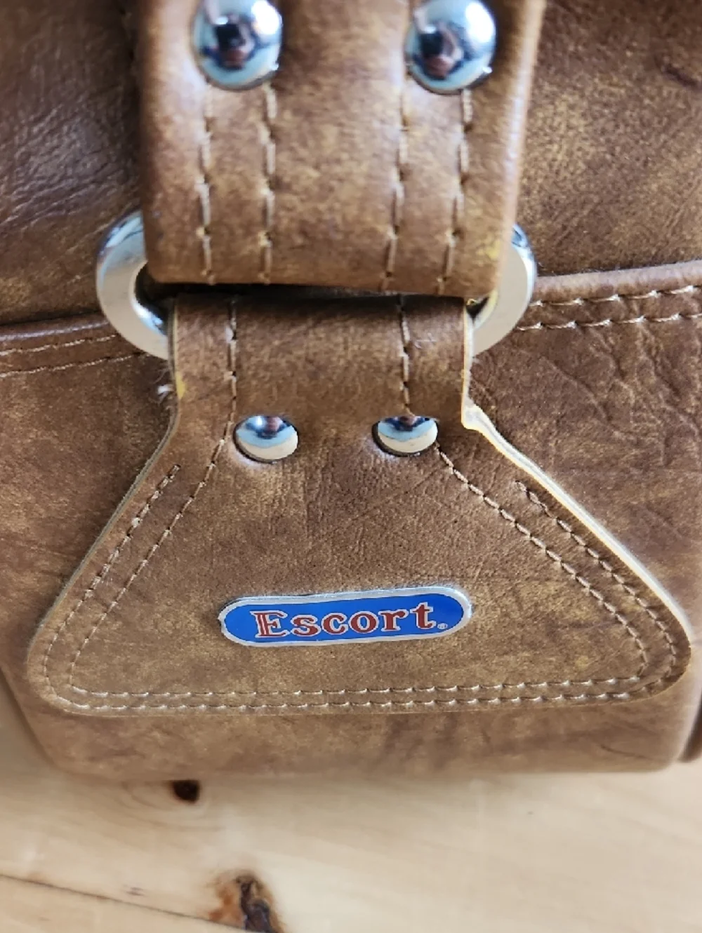 1975 Vintage Brown Leather Crossbody Bag with Front Buckle In Perfect Condition
